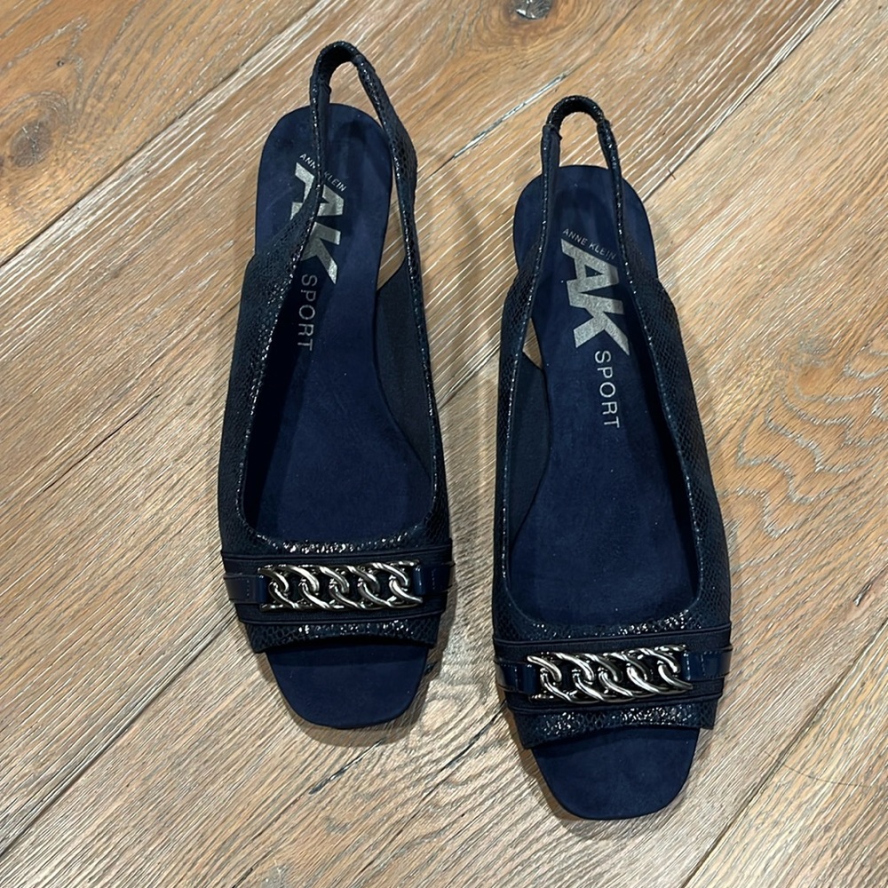 Super cute, navy blue wedge peep-toe w/strap heel